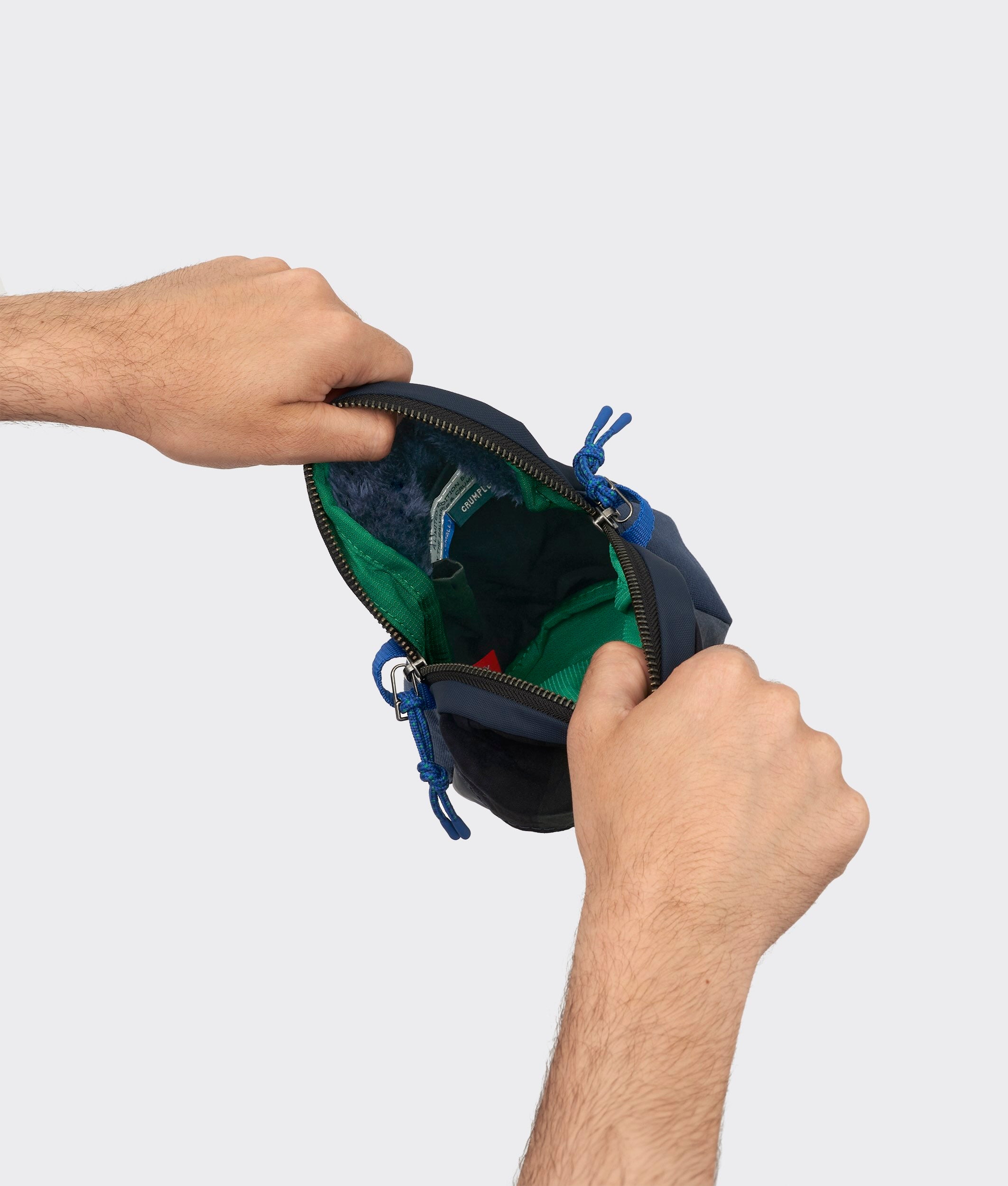 Crumpler Borse a tracolla Goose (Small): The Salvages X Crumpler borsa a tracolla Nightsky