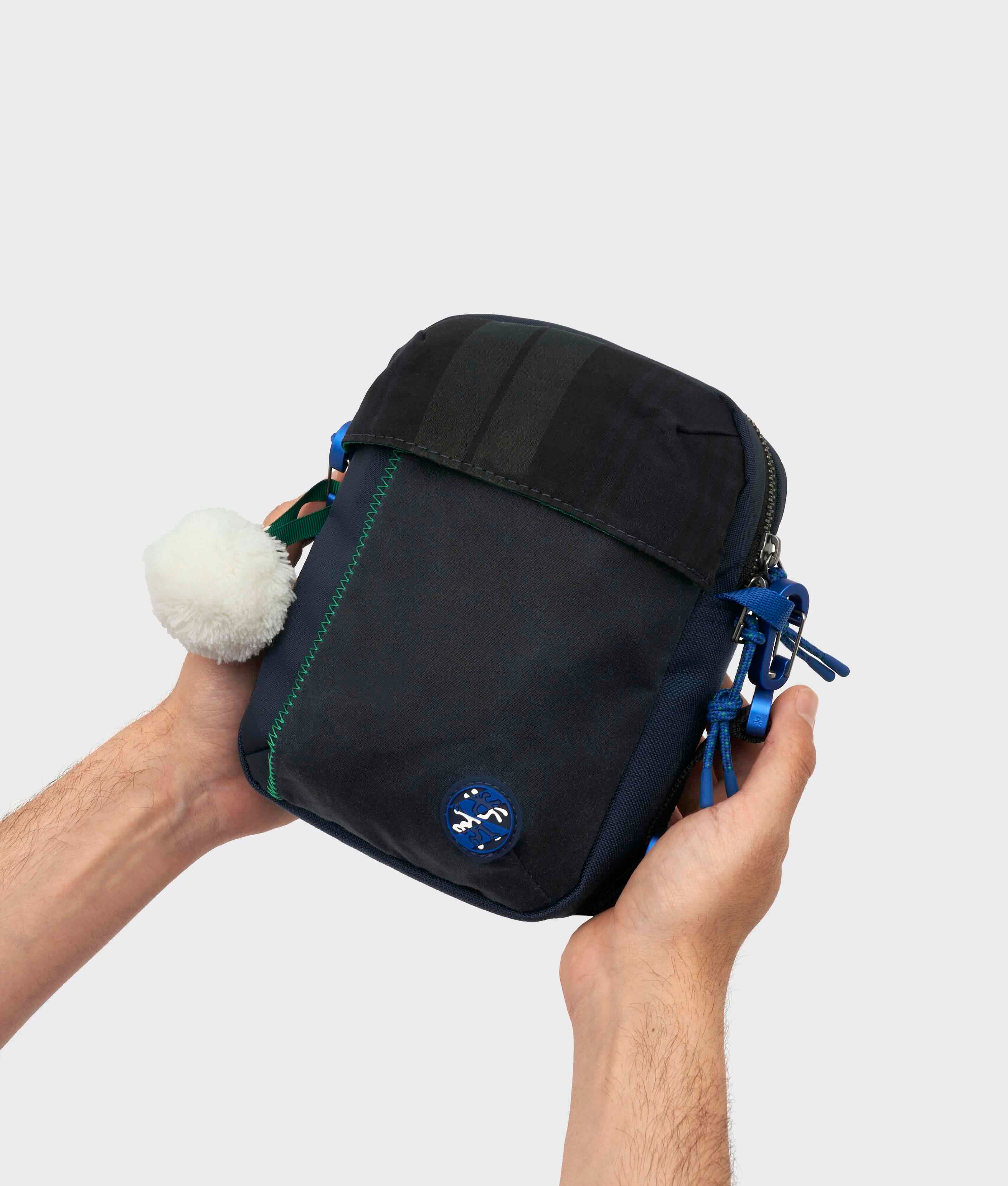 Crumpler Borse a tracolla Goose (Small): The Salvages X Crumpler borsa a tracolla Nightsky