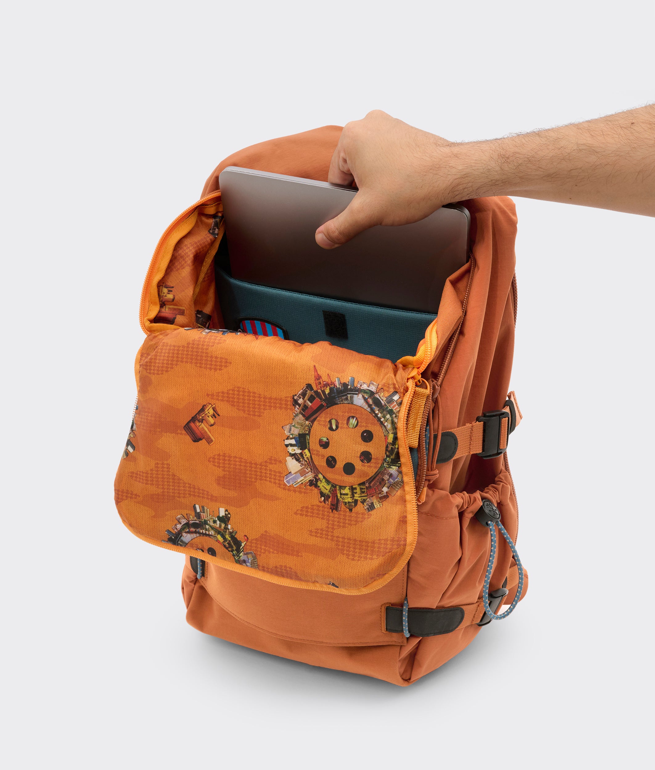 Backpacks and Daypacks City Loop: Crumpler x Morgan Campbell zaino Terracotta collaborazione
