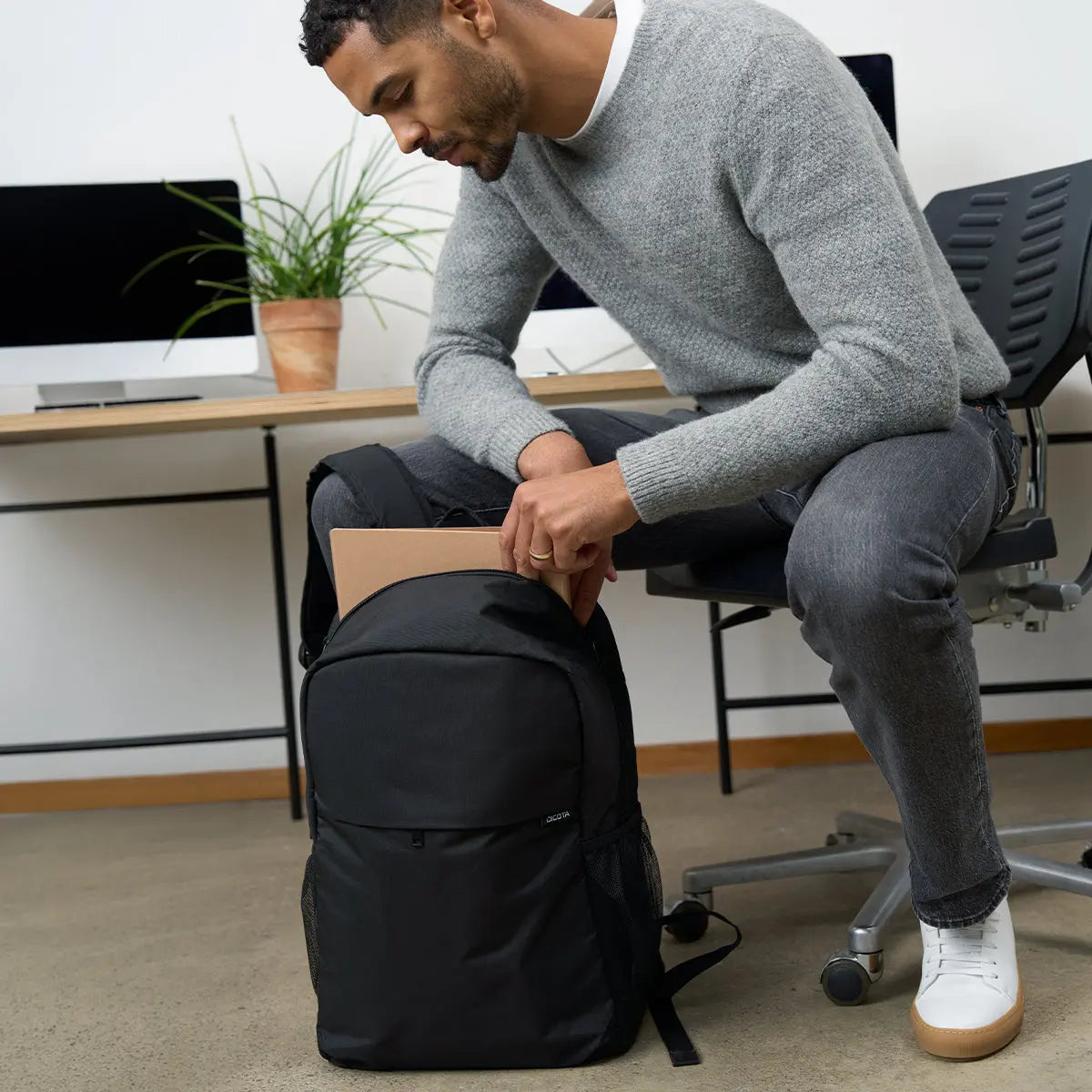 BASE XXO Backpacks Backpack ONE 13-16 zaino laptop riciclato