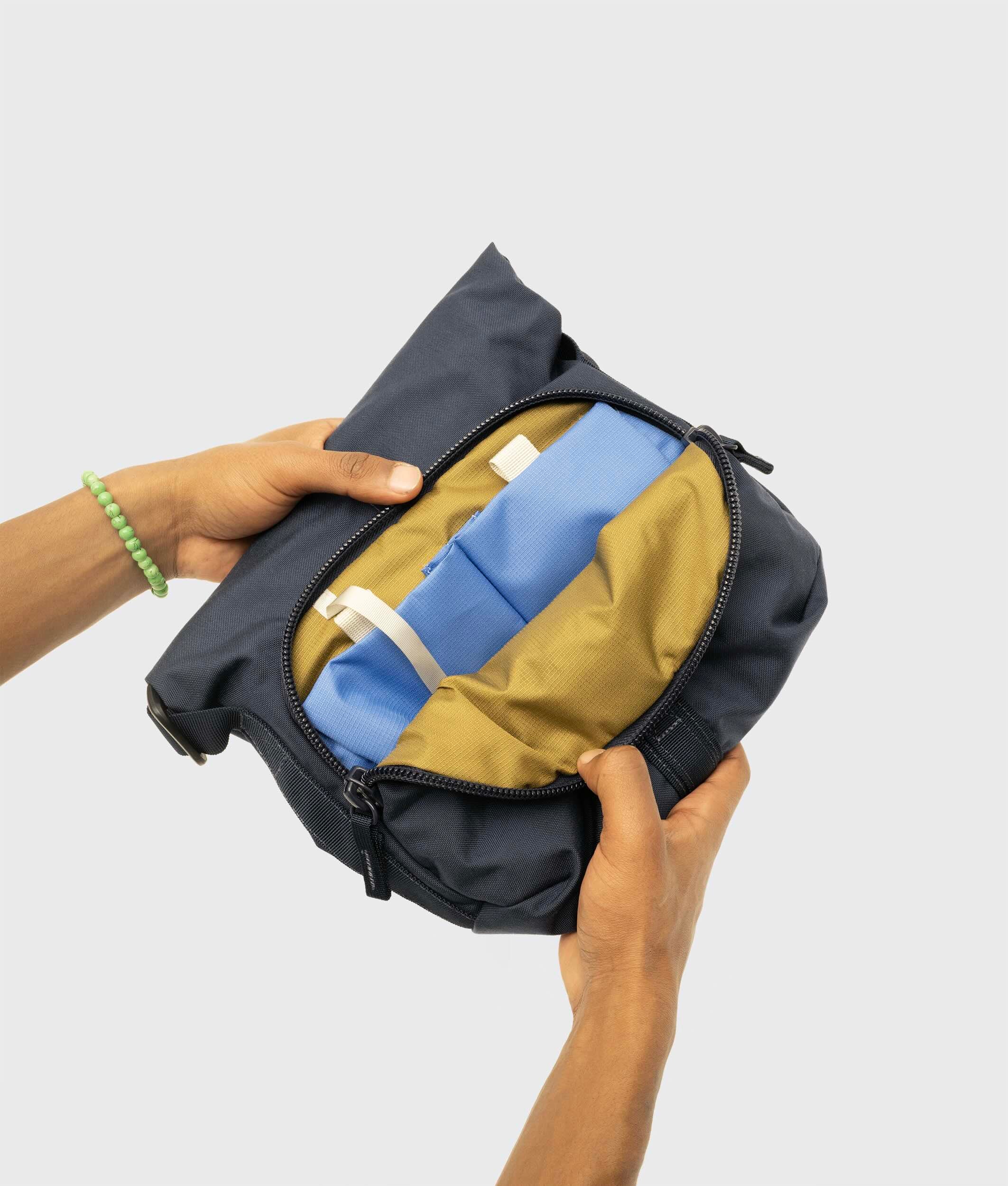 Crumpler Crossbody Bags Hour By Hour crossbody Konbu Dusty Blue tasca frontale