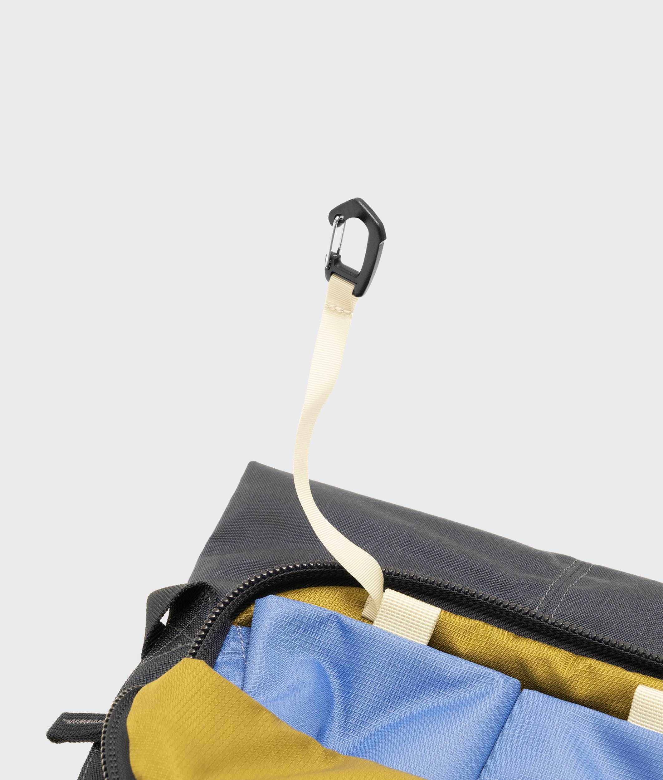Crumpler Crossbody Bags Hour By Hour crossbody Konbu Dusty Blue tasca frontale