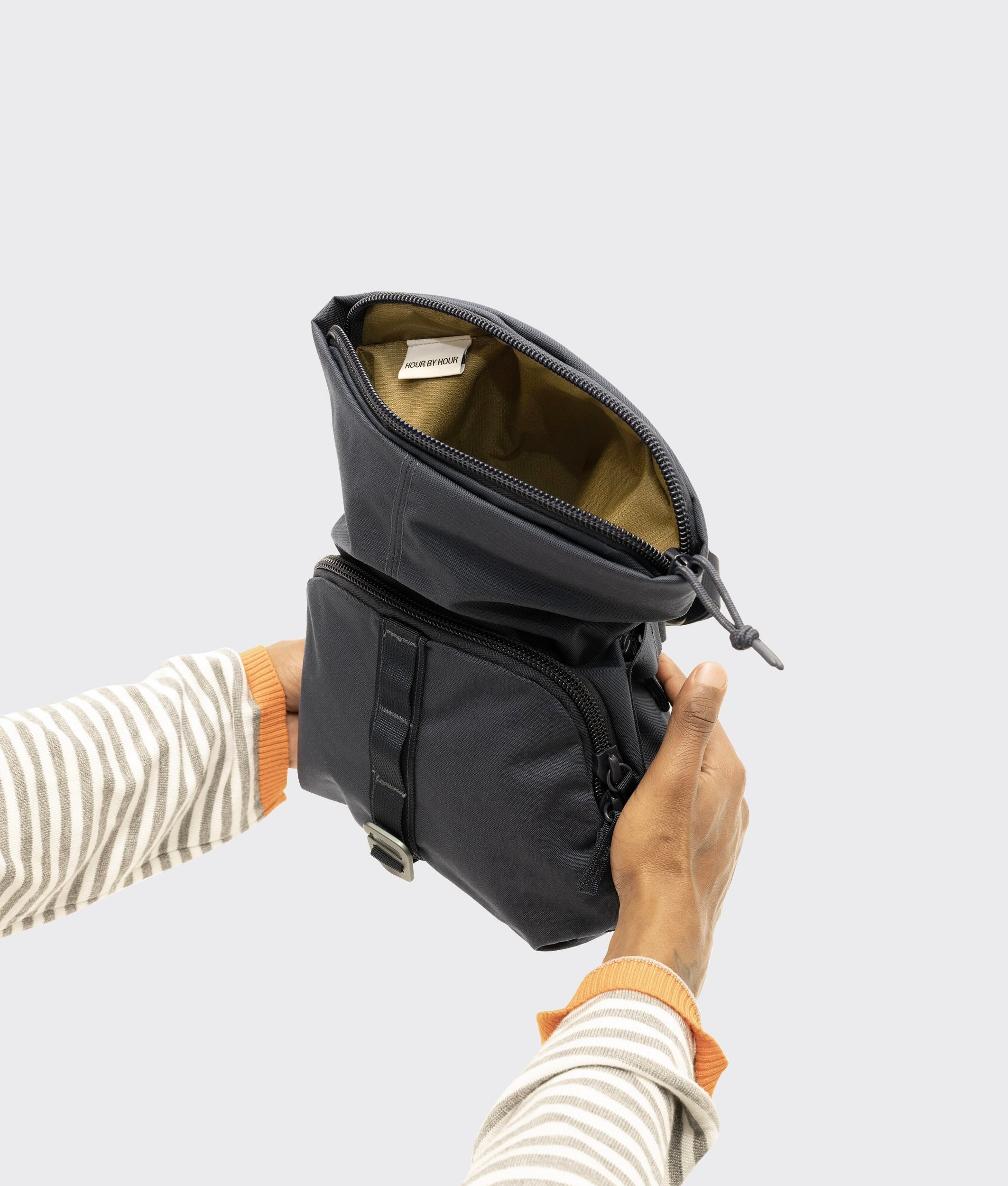 Crumpler Crossbody Bags Hour By Hour crossbody Konbu Dusty Blue tasca frontale