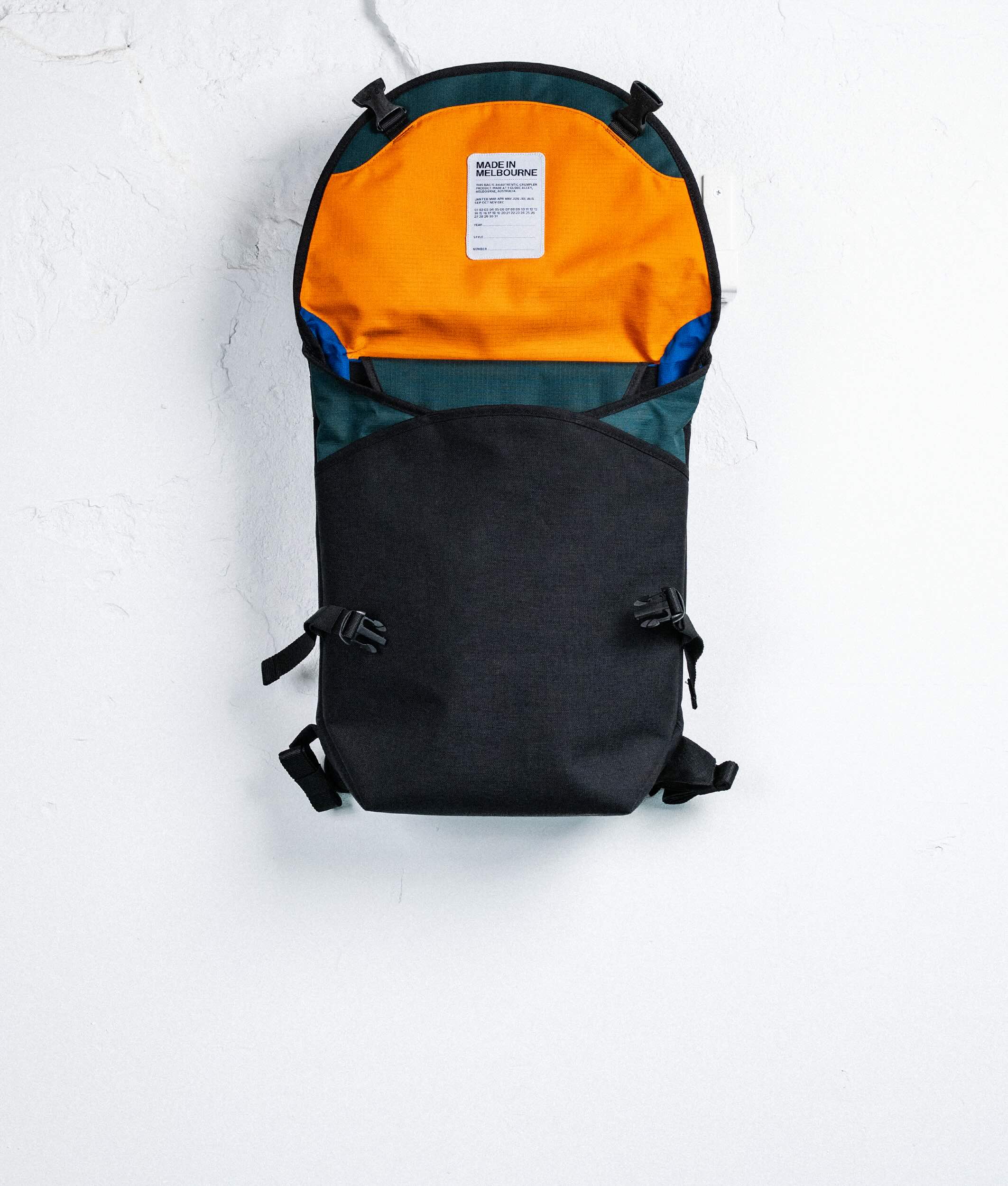 Crumpler Backpacks and Daypacks Seedy Bar zaino X-OAK 16 pollici con tasca laptop